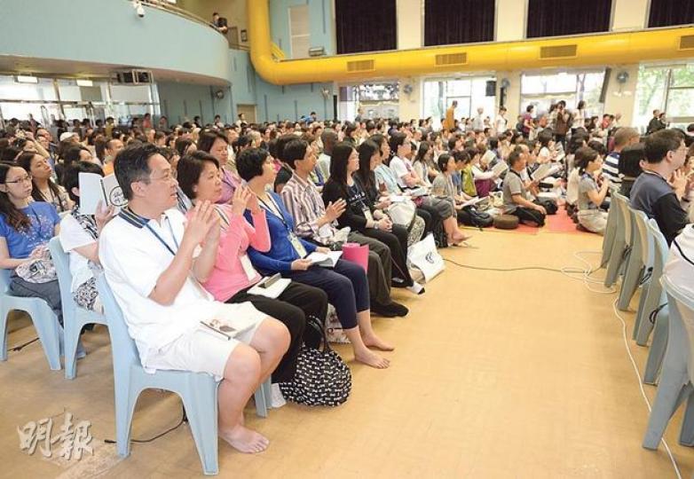 立法會秘書長陳維安(白衣)噚日出席一行禪師嘅「覺醒生活營」。唔知係咪因為拉布搞到心煩氣躁,要入營平靜心境?(盧翊銘攝)
立法會秘書長陳維安(白衣)噚日出席一行禪師嘅「覺醒生活營」。唔知係咪因為拉布搞到心煩氣躁,要入營平靜心境?(盧翊銘攝)