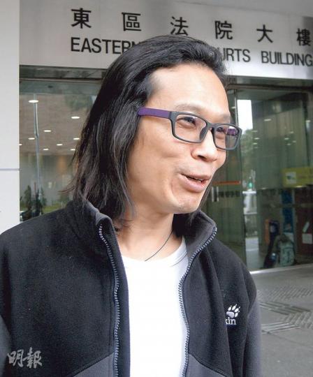 「失蹤」近一個月的楊匡昨終於現身東區法院。圖為他在庭外向記者簡述他今次「出走」過程。(黃建邦攝) 「失蹤」近一個月的楊匡昨終於現身東區法院。圖為他在庭外向記者簡述他今次「出走」過程。(黃建邦攝)