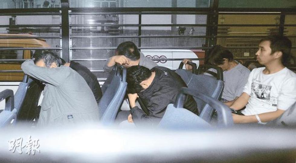 商交所案的3名被告經過兩日扣查後,昨被押解九龍城裁判法院應訊,圖中前排近窗、穿西裝者為首被告戴麟懿,後排近窗者為連春仁,其旁為次被告李善容。(尹錦恩攝) (明報製圖) 商交所案的3名被告經過兩日扣查後,昨被押解九龍城裁判法院應訊,圖中前排近窗、穿西裝者為首被告戴麟懿,後排近窗者為連春仁,其旁為次被告李善容。(尹錦恩攝) (明報製圖)