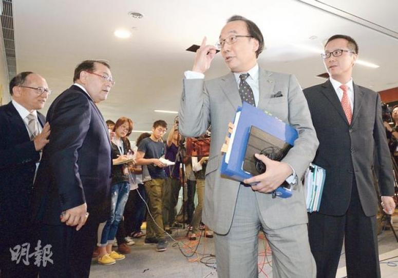立法會政府帳目委員會昨傳召前廉政專員湯顯明作4小時聆訊,他們在聆訊前收到律政司刑事檢控專員信件提醒,聆訊不要影響刑事調查,公民黨梁家傑(右二)強調議員知道分寸。左起為吳亮星、石禮謙、梁家傑及梁繼昌。(盧翊銘攝)
立法會政府帳目委員會昨傳召前廉政專員湯顯明作4小時聆訊,他們在聆訊前收到律政司刑事檢控專員信件提醒,聆訊不要影響刑事調查,公民黨梁家傑(右二)強調議員知道分寸。左起為吳亮星、石禮謙、梁家傑及梁繼昌。(盧翊銘攝)