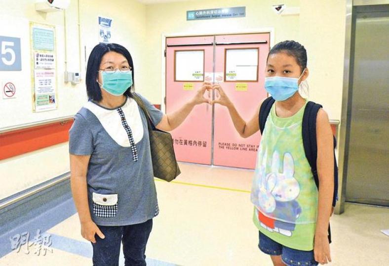 曾在瑪麗醫院接受心胸外科醫生區永谷換心手術的「小飛魚」林言臻(右),昨現身深切治療部病房門外,其母(左)表示母女並非前來探望女病人,但在走廊偶遇區醫生,雙方閒談了一會。(劉焌陶攝)
曾在瑪麗醫院接受心胸外科醫生區永谷換心手術的「小飛魚」林言臻(右),昨現身深切治療部病房門外,其母(左)表示母女並非前來探望女病人,但在走廊偶遇區醫生,雙方閒談了一會。(劉焌陶攝)