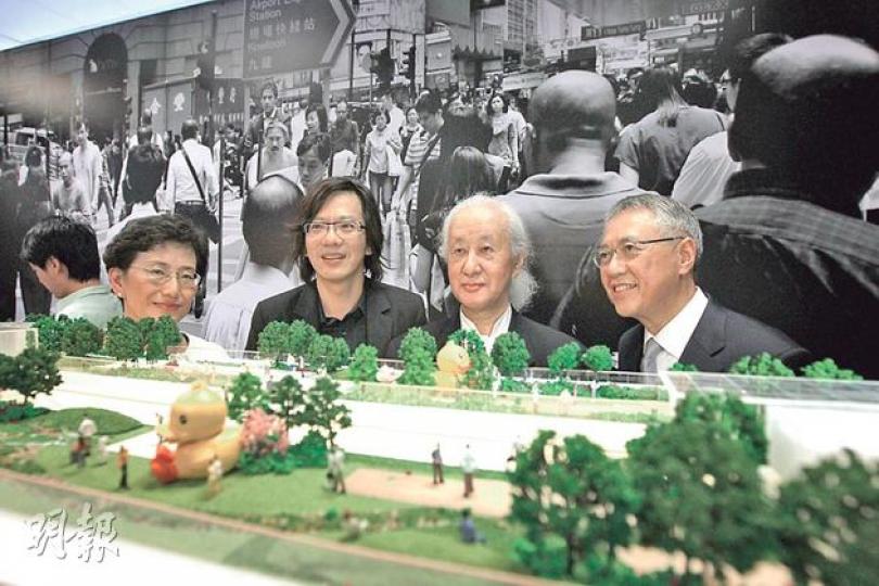 市建局噚日舉行中環街市「城中綠洲」揭幕儀式,唔知係咪受「巨鴨熱潮」影響,畀市民睇嘅「城中綠洲」休憩空間,都擺放咗巨鴨公仔「贈興」。左至右為市建局行政總監譚小瑩、負責城中綠洲項目的創智建築師吳永順、城中綠洲設計團隊顧問磯崎新、「城中綠洲」社區諮詢委員會主席龍炳頤。(李紹昌攝)
市建局噚日舉行中環街市「城中綠洲」揭幕儀式,唔知係咪受「巨鴨熱潮」影響,畀市民睇嘅「城中綠洲」休憩空間,都擺放咗巨鴨公仔「贈興」。左至右為市建局行政總監譚小瑩、負責城中綠洲項目的創智建築師吳永順、城中綠洲設計團隊顧問磯崎新、「城中綠洲」社區諮詢委員會主席龍炳頤。(李紹昌攝)