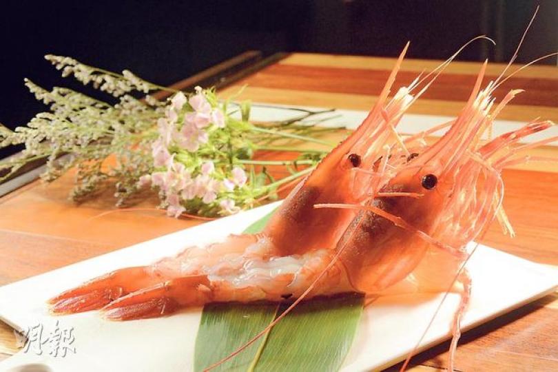 巨無霸帶子刺身——產自北海道最北端的羅臼海域,該水域以純淨無雜質聞名,帶子鮮甜多汁,吃時只要蘸點少許芥末及醬油,便嘗到其鮮味。($58/隻)(陳淑安攝)
巨無霸帶子刺身——產自北海道最北端的羅臼海域,該水域以純淨無雜質聞名,帶子鮮甜多汁,吃時只要蘸點少許芥末及醬油,便嘗到其鮮味。($58/隻)(陳淑安攝)