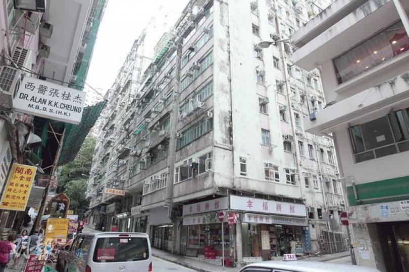 54年樓齡的北角幸福大樓(圖中白色大廈)防煙門不符建築圖則,有單位門口更夾在兩重防煙門中間,屋宇署兩年前突然向業主發信,要求還原防煙門。(郭慶輝攝)北角幸福大樓甫入伙已入住的蔡先生,親證其單位50年都沒有改建大門位置,認為其中一重防煙門不翼而飛,是政府驗收樓宇時失當,他手上的是屋宇署圖則。(郭慶輝攝) 54年樓齡的北角幸福大樓(圖中白色大廈)防煙門不符建築圖則,有單位門口更夾在兩重防煙門中間,屋宇署兩年前突然向業主發信,要求還原防煙門。(郭慶輝攝)北角幸福大樓甫入伙已入住的蔡先生,親證其單位50年都沒有改建大門位置,認為其中一重防煙門不翼而飛,是政府驗收樓宇時失當,他手上的是屋宇署圖則。(郭慶輝攝)