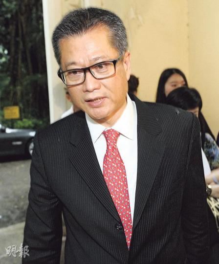 發展局長陳茂波(圖)昨表示,張震遠續任巿建局主席時,他本人不知道張有財政問題,又認為當時的決定合適。圖為他昨晚出席立法會議員田北辰女兒的婚宴。(尹錦恩攝)前港區人大代表吳康民認為,張震遠事件會對政府施政造成一定衝擊,但相信中央不會因此撤換特首。(尹錦恩攝)對於商交所主席張震遠公司財困,但卻於4月獲委續任巿建局主席,財政司長發言人對此不作評論,圖為財爺曾俊華昨晚出席立法會議員田北辰女兒婚宴,他未有再回應查詢。(鍾家欣攝) 發展局長陳茂波(圖)昨表示,張震遠續任巿建局主席時,他本人不知道張有財政問題,又認為當時的決定合適。圖為他昨晚出席立法會議員田北辰女兒的婚宴。(尹錦恩攝)前港區人大代表吳康民認為,張震遠事件會對政府施政造成一定衝擊,但相信中央不會因此撤換特首。(尹錦恩攝)對於商交所主席張震遠公司財困,但卻於4月獲委續任巿建局主席,財政司長發言人對此不作評論,圖為財爺曾俊華昨晚出席立法會議員田北辰女兒婚宴,他未有再回應查詢。(鍾家欣攝)