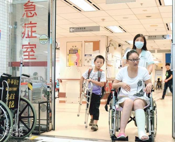 廣華醫院停電令急症室候診病人大減,大大縮短候診時間,一名非緊急女病人(坐輪椅者)只用了一小時便完成診治出院,同類個案平日則須輪候數小時。(劉焌陶攝)廣華醫院昨一度停電,其間前往該院的救護車,需改將病人送到附近的伊利沙伯醫院,令平日繁忙的救護車停泊處空空如也。(鍾炳然攝) 廣華醫院停電令急症室候診病人大減,大大縮短候診時間,一名非緊急女病人(坐輪椅者)只用了一小時便完成診治出院,同類個案平日則須輪候數小時。(劉焌陶攝)廣華醫院昨一度停電,其間前往該院的救護車,需改將病人送到附近的伊利沙伯醫院,令平日繁忙的救護車停泊處空空如也。(鍾炳然攝)