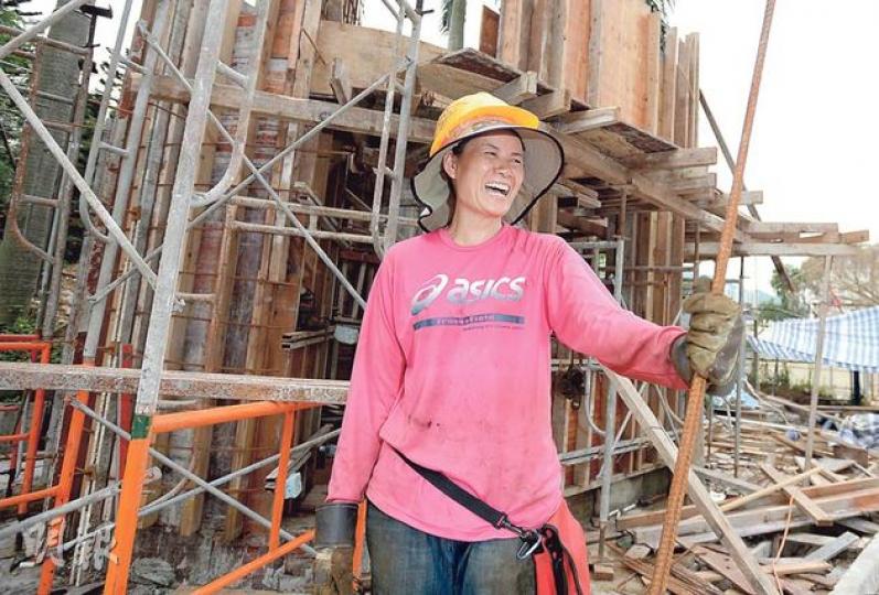 晶姐笑言,在地盤工作早有心理準備日曬雨淋、付出勞力,從來無懼「托鐵」、「紮鐵」的工作,皆因行行自有辛苦處,而且男工會分擔較重的鐵枝,師傅也會處處提點,在工程竣工一剎會很開心。(盧翊銘攝)(明報製圖) 晶姐笑言,在地盤工作早有心理準備日曬雨淋、付出勞力,從來無懼「托鐵」、「紮鐵」的工作,皆因行行自有辛苦處,而且男工會分擔較重的鐵枝,師傅也會處處提點,在工程竣工一剎會很開心。(盧翊銘攝)(明報製圖)
