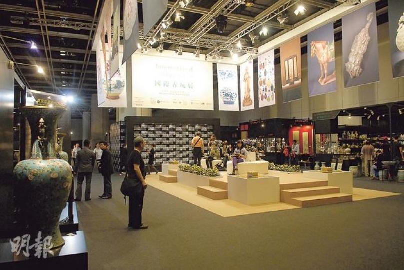 香港國際古玩展2013於昨開幕首天即發生失竊案,一幅價值約31萬元的刺繡畫被偷走。圖為該展覽的會場。(伍浦鋒攝) 香港國際古玩展2013於昨開幕首天即發生失竊案,一幅價值約31萬元的刺繡畫被偷走。圖為該展覽的會場。(伍浦鋒攝)