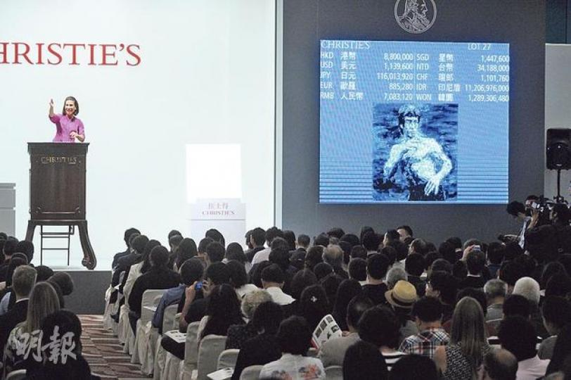 中國著名油畫家嚴培明於2012年創作的《李小龍﹕格鬥精神》,原估價為400萬至600萬元,昨以1052.6萬元成交,所得款項將捐予法國羅浮宮博物館。(劉焌陶攝)(明報製圖) 中國著名油畫家嚴培明於2012年創作的《李小龍﹕格鬥精神》,原估價為400萬至600萬元,昨以1052.6萬元成交,所得款項將捐予法國羅浮宮博物館。(劉焌陶攝)(明報製圖)
