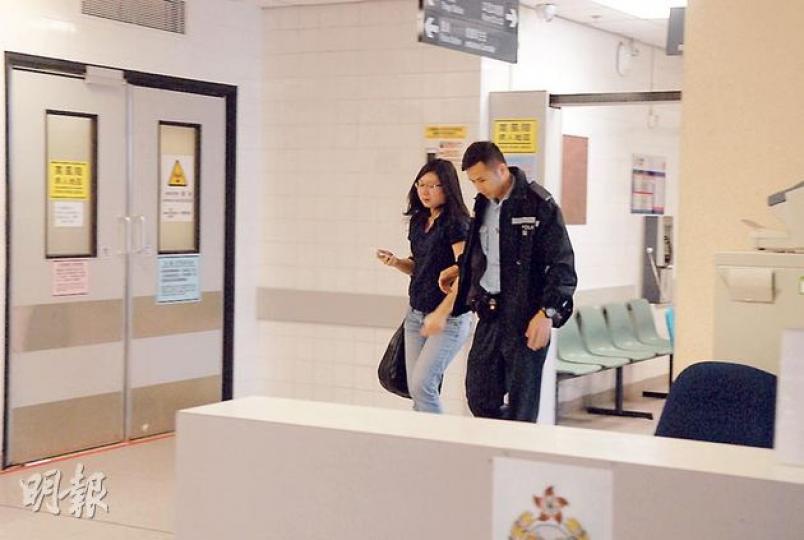疑在工業大廈天台跳樓直墮毗鄰消防局的男子送院死亡,一名女親友(左)事後趕往醫院認屍。(鍾炳然攝) 疑在工業大廈天台跳樓直墮毗鄰消防局的男子送院死亡,一名女親友(左)事後趕往醫院認屍。(鍾炳然攝)