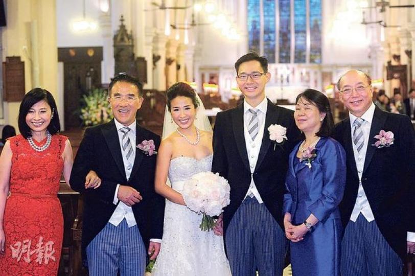立法會議員田北辰(左二)的女兒田植鏘與許建邦(左三及四)舉行婚禮,新人的父母見證子女的幸福一刻,不禁喜上眉梢。(尹錦恩攝)侄女出嫁,伯父田北俊當然要來捧場。(尹錦恩攝)前政務司長唐英年(左)昨與妻子(右)出席立法會議員田北辰女兒的婚禮,除向記者揮手,又展露微笑,但未有回應張震遠辭任公職事件。(尹錦恩攝)新民黨主席葉劉淑儀(右)與女兒一起出席黨友田北辰女兒的婚宴。(鍾家欣攝) 立法會議員田北辰(左二)的女兒田植鏘與許建邦(左三及四)舉行婚禮,新人的父母見證子女的幸福一刻,不禁喜上眉梢。(尹錦恩攝)侄女出嫁,伯父田北俊當然要來捧場。(尹錦恩攝)前政務司長唐英年(左)昨與妻子(右)出席立法會議員田北辰女兒的婚禮,除向記者揮手,又展露微笑,但未有回應張震遠辭任公職事件。(尹錦恩攝)新民黨主席葉劉淑儀(右)與女兒一起出席黨友田北辰女兒的婚宴。(鍾家欣攝)