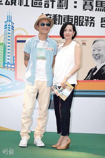 毛舜筠(右)提議鄭中基(左)每天飲椰子油預防腦退化。(攝影/記者:柯美) 毛舜筠(右)提議鄭中基(左)每天飲椰子油預防腦退化。(攝影/記者:柯美)