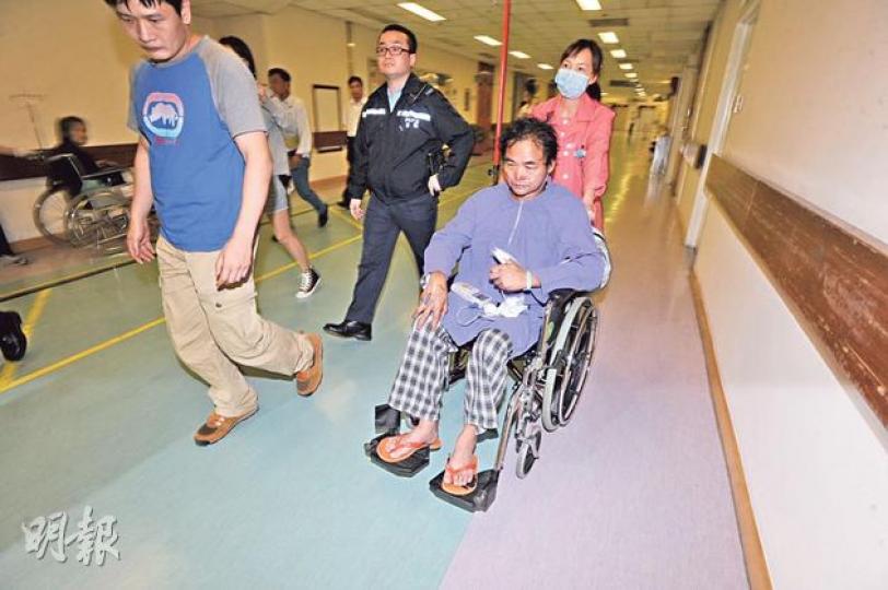 男戶主逃出火場後試圖拯救16歲女兒不果,昨送院後坐着輪椅由護士送到急症室認屍。(衛永康攝)火警中潘家餵養的3隻貓和1隻兔子(圖)被燒死或吸入濃煙死亡,事後由食環署職員檢走。(林智傑攝) 男戶主逃出火場後試圖拯救16歲女兒不果,昨送院後坐着輪椅由護士送到急症室認屍。(衛永康攝)火警中潘家餵養的3隻貓和1隻兔子(圖)被燒死或吸入濃煙死亡,事後由食環署職員檢走。(林智傑攝)