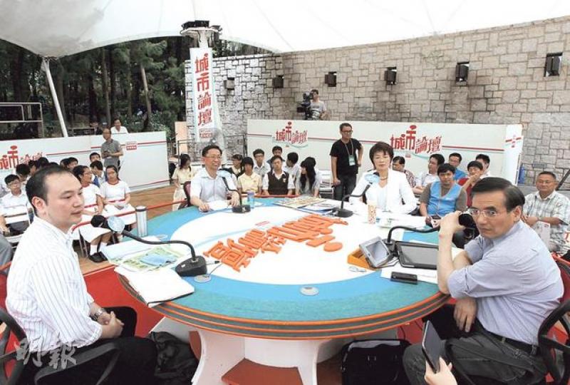 港台邀請環境局官員出席《城市論壇》遭拒,但昨沒有設置「空櫈」揶揄官員。浸大教授黃煥忠(圓枱左二)建議本港學德國,開採已關閉堆填區,回收有價值物料,循環再造。圓枱右一為主持謝志峰,右二為方國珊。(李澤彤攝) 港台邀請環境局官員出席《城市論壇》遭拒,但昨沒有設置「空櫈」揶揄官員。浸大教授黃煥忠(圓枱左二)建議本港學德國,開採已關閉堆填區,回收有價值物料,循環再造。圓枱右一為主持謝志峰,右二為方國珊。(李澤彤攝)