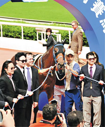 張智霖(左二)、郭富城(右一)與友人合資的愛駒「愛將」昨日勝出,蔡一智(左一)湊熱鬧一起拉頭馬。(攝影:梁迺楠)苟芸慧與城城傳緋聞後人氣急升,未知下次她有無份拉頭馬呢?(攝影:梁迺楠)蔡一智(左起)、張智霖、郭富城清一色以西裝及黑超入馬場打氣。(攝影:梁迺楠)城城輕撫愛駒「愛將」以示鼓勵。(攝影:梁迺楠)「愛將」率先衝過終點,城城與張智霖興奮得擁抱互相祝賀。(攝影:梁迺楠) 張智霖(左二)、郭富城(右一)與友人合資的愛駒「愛將」昨日勝出,蔡一智(左一)湊熱鬧一起拉頭馬。(攝影:梁迺楠)苟芸慧與城城傳緋聞後人氣急升,未知下次她有無份拉頭馬呢?(攝影:梁迺楠)蔡一智(左起)、張智霖、郭富城清一色以西裝及黑超入馬場打氣。(攝影:梁迺楠)城城輕撫愛駒「愛將」以示鼓勵。(攝影:梁迺楠)「愛將」率先衝過終點,城城與張智霖興奮得擁抱互相祝賀。(攝影:梁迺楠)
