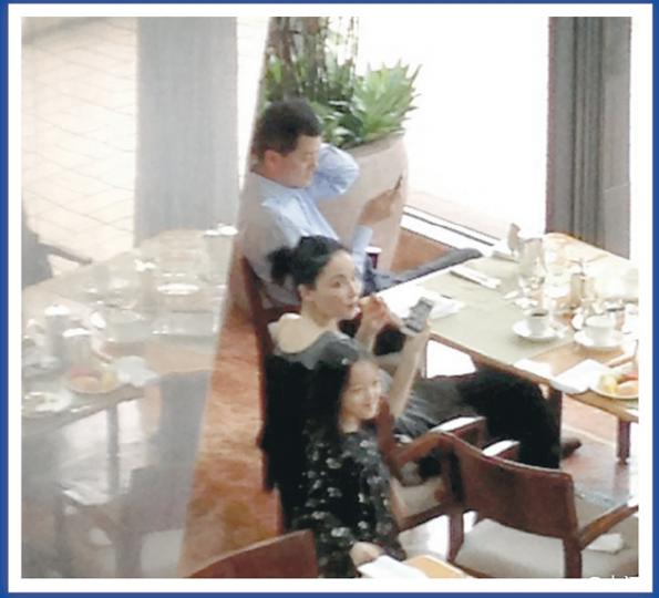 王菲一家三口在酒店歎早餐,李嫣(下)走來走去,非常活潑。(微博圖片) 王菲一家三口在酒店歎早餐,李嫣(下)走來走去,非常活潑。(微博圖片)