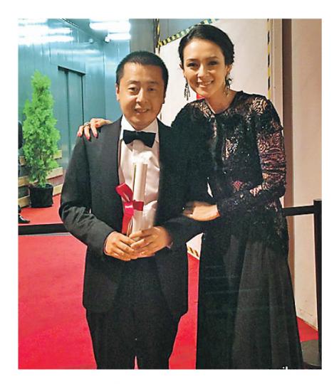賈樟柯(左)得獎後,章子怡隨即上載二人合照,於是被網民取笑為集郵女星。(微博圖片) 賈樟柯(左)得獎後,章子怡隨即上載二人合照,於是被網民取笑為集郵女星。(微博圖片)
