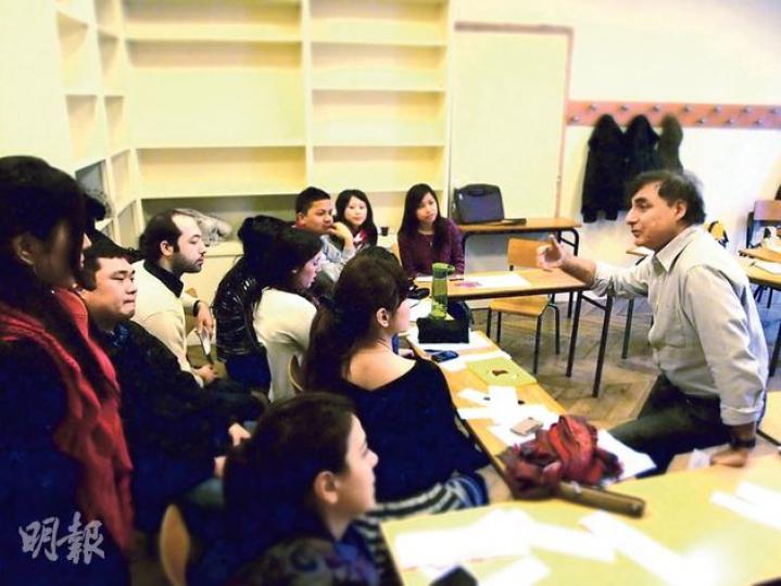 我在巴黎學法文的課堂上,同學來自世界各地,組合也極為國際化,令學習經驗更添精彩,班上同時存在韓國和朝鮮的同學,還有美國和伊朗的同學,在自由、平等、博愛的氣氛下,大家一直相安無事。(攝影﹕Zenobeebee) 我在巴黎學法文的課堂上,同學來自世界各地,組合也極為國際化,令學習經驗更添精彩,班上同時存在韓國和朝鮮的同學,還有美國和伊朗的同學,在自由、平等、博愛的氣氛下,大家一直相安無事。(攝影﹕Zenobeebee)