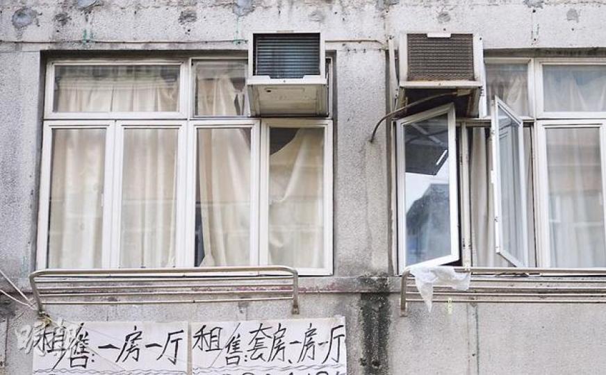 政府顧問完成的全港劏房調查披露,劏房呎租中位數達29.1元,較多個私人屋苑更高;劏房戶租金佔入息比例中位數近三成,但人均面積卻不足70平方呎,反映劏房戶住屋問題嚴重。圖為劏房集中地區之一的深水埗一大廈外牆,貼上租售劏房的廣告。(葉家豪攝) 政府顧問完成的全港劏房調查披露,劏房呎租中位數達29.1元,較多個私人屋苑更高;劏房戶租金佔入息比例中位數近三成,但人均面積卻不足70平方呎,反映劏房戶住屋問題嚴重。圖為劏房集中地區之一的深水埗一大廈外牆,貼上租售劏房的廣告。(葉家豪攝)