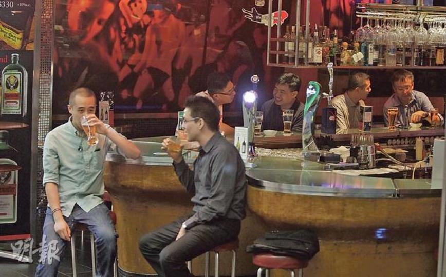 不少港人愛飲酒消遣,衛生署調查發現,過去一個月內曾飲酒者,平均每次飲2.5杯酒。圖為酒吧林立的蘭桂坊。(李澤彤攝)(明報製圖) 不少港人愛飲酒消遣,衛生署調查發現,過去一個月內曾飲酒者,平均每次飲2.5杯酒。圖為酒吧林立的蘭桂坊。(李澤彤攝)(明報製圖)