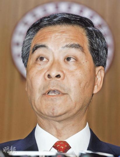 特首梁振英(圖)昨晨出席行政會議前見記者,被問到委任張震遠任市建局主席前是否知道商交所財政出問題,梁只說委任按正常程序,由局長經司長審閱,再提交他審批。(李紹昌攝) 特首梁振英(圖)昨晨出席行政會議前見記者,被問到委任張震遠任市建局主席前是否知道商交所財政出問題,梁只說委任按正常程序,由局長經司長審閱,再提交他審批。(李紹昌攝)