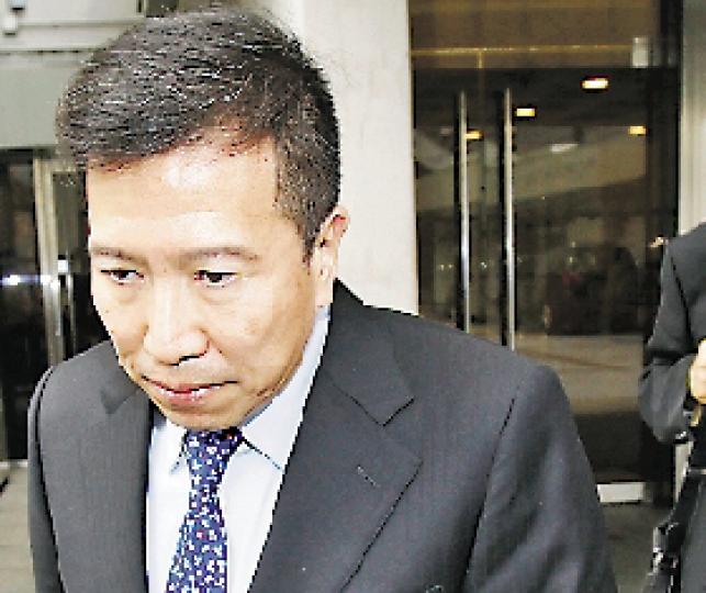 辯方強調陳振聰(圖)帶領龔如心拜神,目的並非尋找被綁架失蹤的王德輝,而是提升龔的運氣,增加她找到王的機會。(李紹昌攝)梁錦濠(圖)解除破產令後,以原價回購華懋名下梧桐寨地皮。他昨被指應華懋要求抹黑陳振聰,即斷然否認,更稱指控非常嚴重。(李紹昌攝)華懋老臣子梁榮江(圖)稱,已故老闆龔如心相贈陳振聰逾20億元,及逝世前兩天大手入股陳旗下的宏霸數碼,他並非即時知悉原因。(李紹昌攝) 辯方強調陳振聰(圖)帶領龔如心拜神,目的並非尋找被綁架失蹤的王德輝,而是提升龔的運氣,增加她找到王的機會。(李紹昌攝)梁錦濠(圖)解除破產令後,以原價回購華懋名下梧桐寨地皮。他昨被指應華懋要求抹黑陳振聰,即斷然否認,更稱指控非常嚴重。(李紹昌攝)華懋老臣子梁榮江(圖)稱,已故老闆龔如心相贈陳振聰逾20億元,及逝世前兩天大手入股陳旗下的宏霸數碼,他並非即時知悉原因。(李紹昌攝)