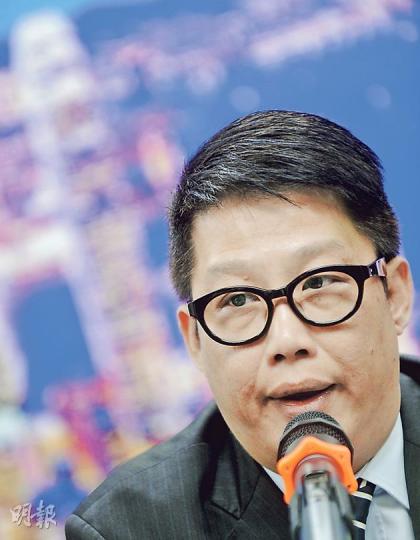 香港置業將於周六舉行招聘會,目標為大專或以上學歷者,該公司高級執行董事伍創業(圖)稱,有需要培訓高學歷的管理階層提高競爭力。(余俊亮攝)(明報製圖) 香港置業將於周六舉行招聘會,目標為大專或以上學歷者,該公司高級執行董事伍創業(圖)稱,有需要培訓高學歷的管理階層提高競爭力。(余俊亮攝)(明報製圖)