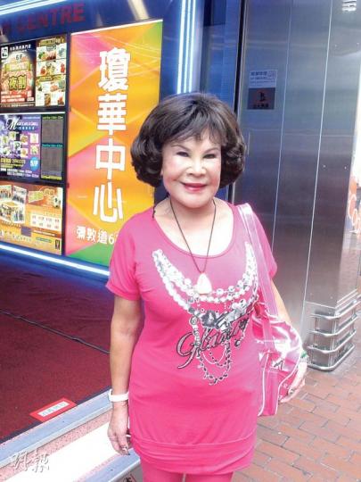 黃夏蕙以Pink Lady造型聲援小商戶。(攝影/記者:鍾一虹) 黃夏蕙以Pink Lady造型聲援小商戶。(攝影/記者:鍾一虹)