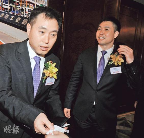 主要於長三角從事商業地產及批發市場的五洲國際昨舉行投資者推介,市傳擬集資13億至17億元;正計劃本周五公開招股。圖左起為行政總裁舒策丸及五洲國際主席舒策城。(劉焌陶攝) 主要於長三角從事商業地產及批發市場的五洲國際昨舉行投資者推介,市傳擬集資13億至17億元;正計劃本周五公開招股。圖左起為行政總裁舒策丸及五洲國際主席舒策城。(劉焌陶攝)