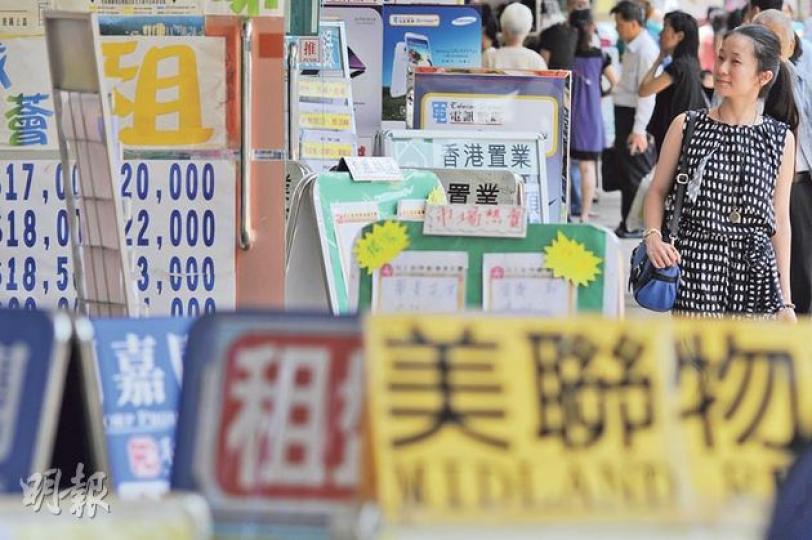浸大研究院內地生Kelly(右)去年與同學合租大圍雲疊花園三房戶,惟業主有意大幅加租逾三成,Kelly只好四出於代理舖門外物色租盤。(葉家豪攝)大圍雲疊花園受外牆維修工程影響,單位密不透風,但部分業主仍在此時加租,個別單位加租幅度更逾三成。(葉家豪攝) 浸大研究院內地生Kelly(右)去年與同學合租大圍雲疊花園三房戶,惟業主有意大幅加租逾三成,Kelly只好四出於代理舖門外物色租盤。(葉家豪攝)大圍雲疊花園受外牆維修工程影響,單位密不透風,但部分業主仍在此時加租,個別單位加租幅度更逾三成。(葉家豪攝)