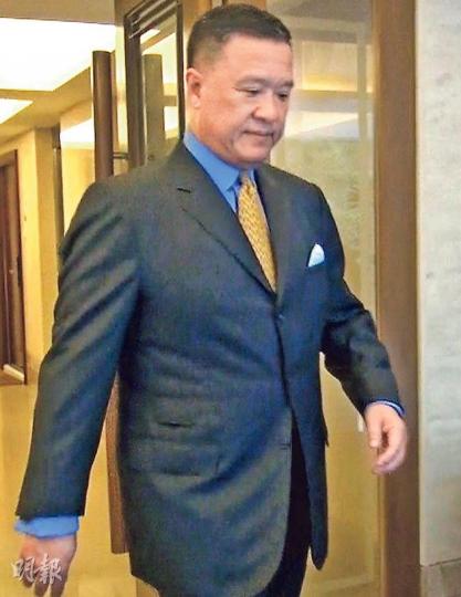 前行政會議成員兼商交所主席張震遠,昨日約中午離開淺水灣寓所,返回數碼港商交所辦公室,但未有回應記者提問。(林智傑攝) 前行政會議成員兼商交所主席張震遠,昨日約中午離開淺水灣寓所,返回數碼港商交所辦公室,但未有回應記者提問。(林智傑攝)