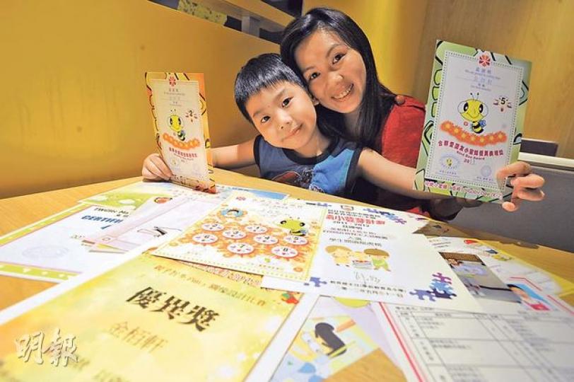 育有一子一女的北區家長金太,十分希望長子可在原區升讀小一,讓幼女將來亦可跟隨,以方便照顧。她說已準備好兒子的履歷、獎狀及課外活動證書等,一旦被派到大埔,會即到區內心儀學校「叩門」。(葉家豪攝) 育有一子一女的北區家長金太,十分希望長子可在原區升讀小一,讓幼女將來亦可跟隨,以方便照顧。她說已準備好兒子的履歷、獎狀及課外活動證書等,一旦被派到大埔,會即到區內心儀學校「叩門」。(葉家豪攝)