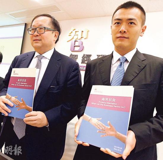 智經研究中心主席李國棟(左)、副主席劉鳴煒(右)噚日開記招建議商界可以點扶貧,劉鳴煒侃侃而談,但一問到佢爸爸劉鑾雄嘅身體,佢就唔肯回應。(李紹昌攝) 智經研究中心主席李國棟(左)、副主席劉鳴煒(右)噚日開記招建議商界可以點扶貧,劉鳴煒侃侃而談,但一問到佢爸爸劉鑾雄嘅身體,佢就唔肯回應。(李紹昌攝)