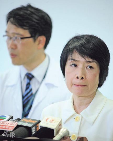 瑪嘉烈醫院行政總監董秀英(右)昨就星期日發生的嚴重醫療事故向死者家屬致歉,並稱院方已成立調查小組徹查事件。圖左為瑪嘉烈醫院內科及老人科署理部門主管莫毅成。(葉家豪攝) 瑪嘉烈醫院行政總監董秀英(右)昨就星期日發生的嚴重醫療事故向死者家屬致歉,並稱院方已成立調查小組徹查事件。圖左為瑪嘉烈醫院內科及老人科署理部門主管莫毅成。(葉家豪攝)