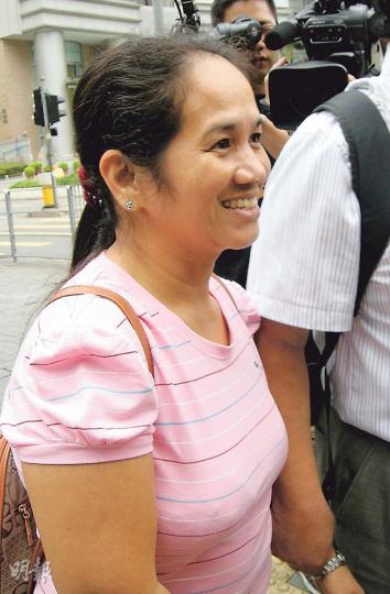被指「打斧頭」15元的菲傭(圖)昨獲控方不提證據起訴,改以簽保守行為了事。菲傭步出法庭時笑逐顏開,但拒絕回答記者問題,由親友陪同離去。(黃建邦攝) 被指「打斧頭」15元的菲傭(圖)昨獲控方不提證據起訴,改以簽保守行為了事。菲傭步出法庭時笑逐顏開,但拒絕回答記者問題,由親友陪同離去。(黃建邦攝)