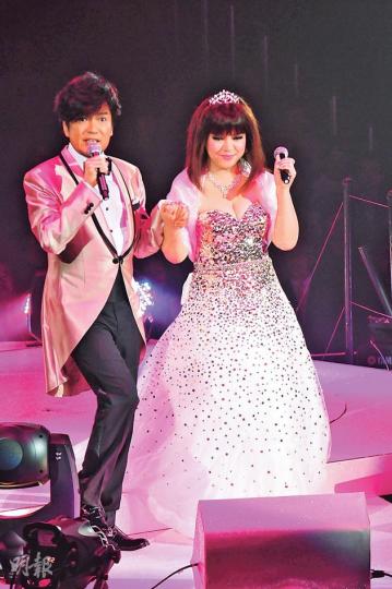 賈思樂與露雲娜昨日舉行慈善演唱會,以王子、公主造型出場。(攝影:梁迺楠) 賈思樂與露雲娜昨日舉行慈善演唱會,以王子、公主造型出場。(攝影:梁迺楠)