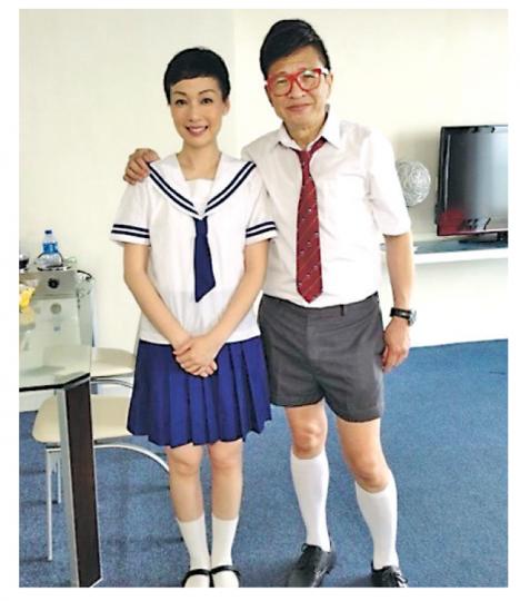 江美儀(左)與許紹雄(右)的學生Look夠搞笑。(微博圖片) 江美儀(左)與許紹雄(右)的學生Look夠搞笑。(微博圖片)