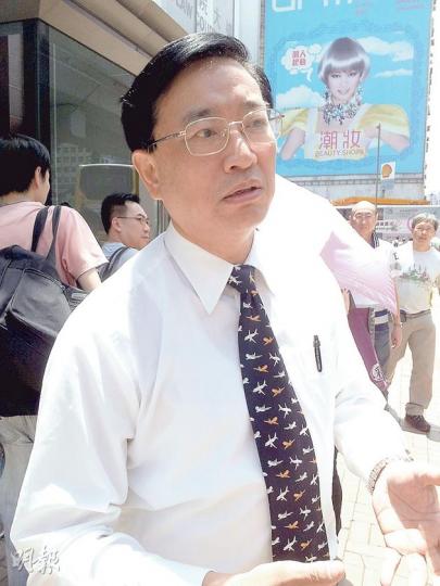 根據公司註冊處資料,被告侯叔褀(圖)今年3月辭任信誠假期董事。他昨在庭上稱,因心臟病發才缺席旅行代理商註冊處內部聆訊,又於庭外表示,出庭時亦感不適。(李紹昌攝) 根據公司註冊處資料,被告侯叔褀(圖)今年3月辭任信誠假期董事。他昨在庭上稱,因心臟病發才缺席旅行代理商註冊處內部聆訊,又於庭外表示,出庭時亦感不適。(李紹昌攝)