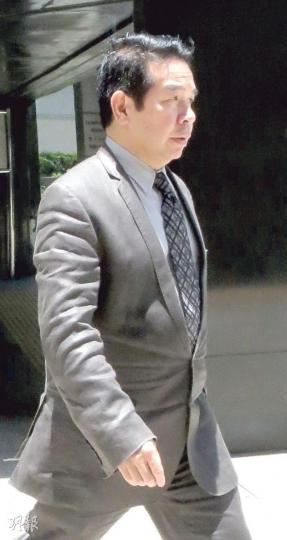被控5項洗黑錢罪的楊家誠昨續在區院受審,其辯護律師稱因要閱讀大量新證據,申請將案押後至下周再訊,獲法官批准。(陳倢朗攝) 被控5項洗黑錢罪的楊家誠昨續在區院受審,其辯護律師稱因要閱讀大量新證據,申請將案押後至下周再訊,獲法官批准。(陳倢朗攝)