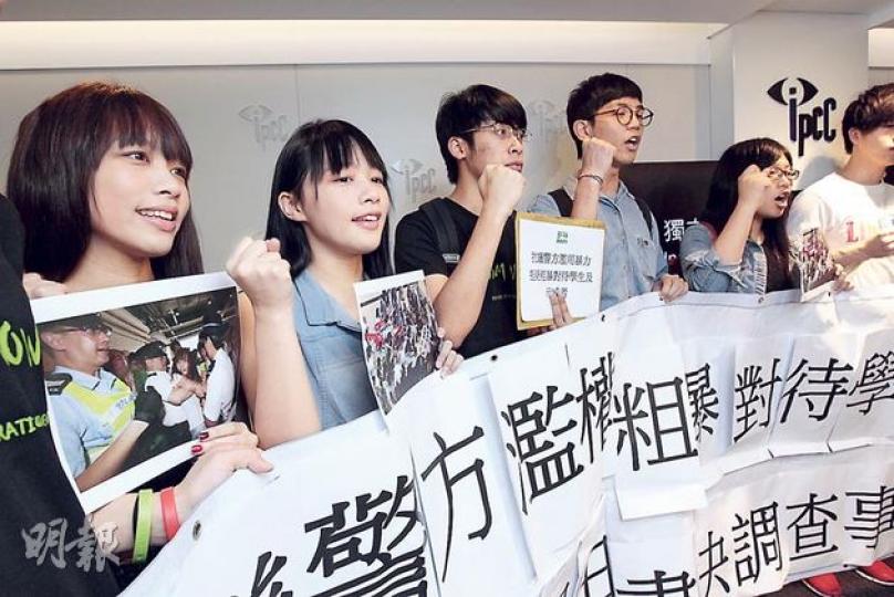 在示威時被男警「熊抱」的女學生何潔明(左一)在學聯的陪同下,昨到監警會投訴警方濫權。(郭慶輝攝) 在示威時被男警「熊抱」的女學生何潔明(左一)在學聯的陪同下,昨到監警會投訴警方濫權。(郭慶輝攝)