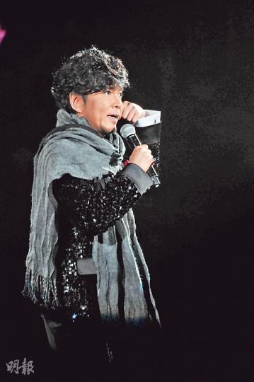 賈思樂戴上張國榮當年贈送的頸巾獻唱金曲《當年情》。(攝影:梁迺楠)露雲娜低胸性感上陣,她多謝鼓勵復出樂壇的陳奕迅,以及當年教她寫中文名的吳宇森。(攝影:梁迺楠)露雲娜憶起亡父,立即淚流不止。(攝影:梁迺楠)擔任嘉賓的李克勤提議露雲娜與賈思樂可以像「左麟右李」繼續開騷,一直合作下去。(攝影:梁迺楠)露雲娜的未婚夫Perry Martin(左)及兒子Brian坐足全晚睇騷。(攝影:梁迺楠) 賈思樂戴上張國榮當年贈送的頸巾獻唱金曲《當年情》。(攝影:梁迺楠)露雲娜低胸性感上陣,她多謝鼓勵復出樂壇的陳奕迅,以及當年教她寫中文名的吳宇森。(攝影:梁迺楠)露雲娜憶起亡父,立即淚流不止。(攝影:梁迺楠)擔任嘉賓的李克勤提議露雲娜與賈思樂可以像「左麟右李」繼續開騷,一直合作下去。(攝影:梁迺楠)露雲娜的未婚夫Perry Martin(左)及兒子Brian坐足全晚睇騷。(攝影:梁迺楠)