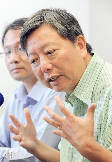 支聯會主席李卓人昨致電天安門母親丁子霖道歉,又宣布六四晚會避喊「愛國愛民」口號。他說,這樣做是要避免爭論,團結市民力量。(劉焌陶攝) 支聯會主席李卓人昨致電天安門母親丁子霖道歉,又宣布六四晚會避喊「愛國愛民」口號。他說,這樣做是要避免爭論,團結市民力量。(劉焌陶攝)