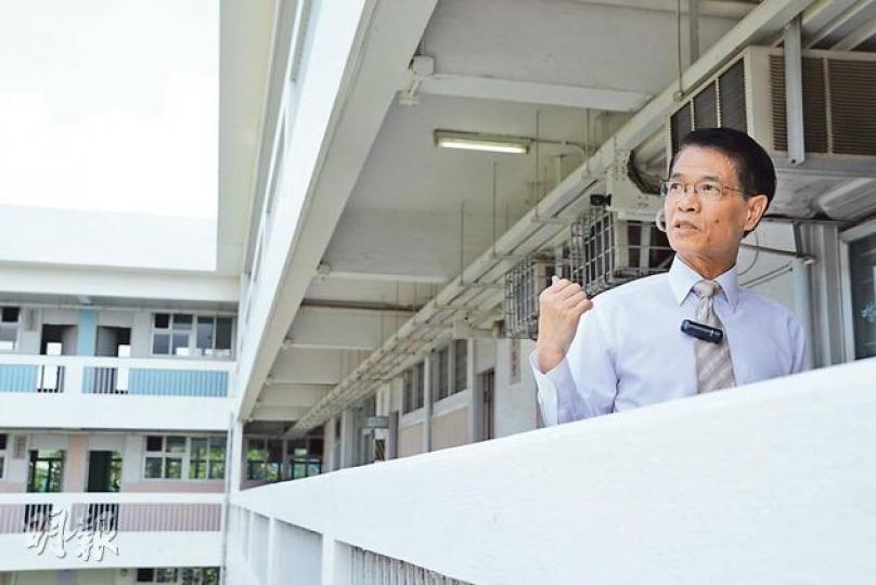 鳳溪公立學校行政總裁馬紹良表示,前日獲教育局通知,今年9月可在他身處的前鳳溪第二中學校舍加開3班小一,料讓北區約100名「返回生」原區上學,校方將展開翻新工程和招聘教師。(黃志東攝)鳳溪第一小學前日獲批利用前鳳溪第二中學校舍,於今年9月增辦3班小一。校方預計需將圖中的課室稍作翻新,添置新家具即可使用,費用由政府支付。(黃志東攝) 鳳溪公立學校行政總裁馬紹良表示,前日獲教育局通知,今年9月可在他身處的前鳳溪第二中學校舍加開3班小一,料讓北區約100名「返回生」原區上學,校方將展開翻新工程和招聘教師。(黃志東攝)鳳溪第一小學前日獲批利用前鳳溪第二中學校舍,於今年9月增辦3班小一。校方預計需將圖中的課室稍作翻新,添置新家具即可使用,費用由政府支付。(黃志東攝)