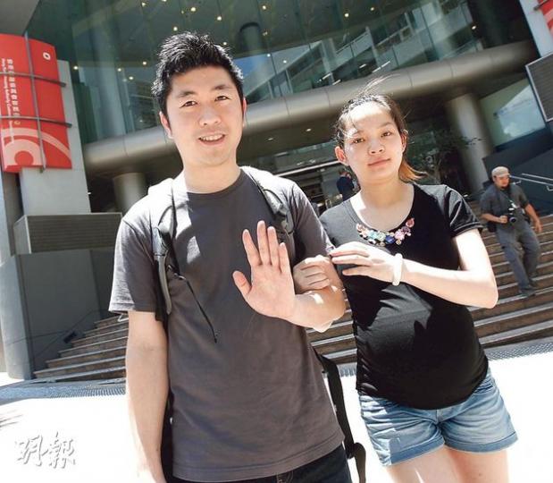 蔡先生與懷孕的妻子昨收到免補地價買居屋的批准信後,即前往房委會申領購買資格證明書。兩口子現與親戚同住,蔡先生稱孩子月中出世,盼盡快覓得安樂窩。(李紹昌攝) 蔡先生與懷孕的妻子昨收到免補地價買居屋的批准信後,即前往房委會申領購買資格證明書。兩口子現與親戚同住,蔡先生稱孩子月中出世,盼盡快覓得安樂窩。(李紹昌攝)