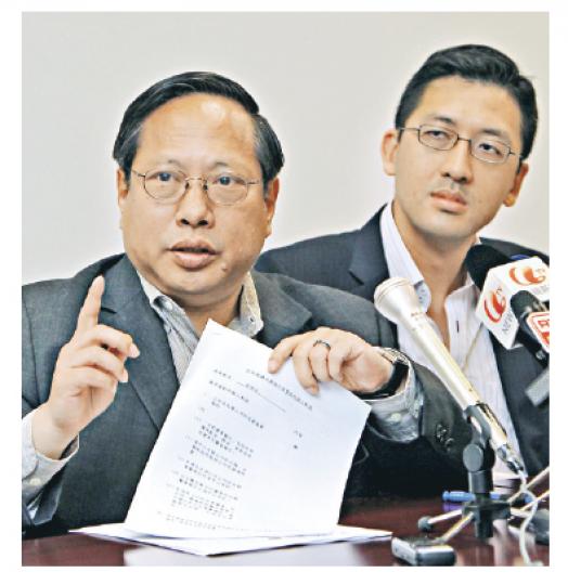 民主黨立法會議員何俊仁(左)、總幹事林卓廷,要求廉署徹查前行會成員張震遠是否曾以低息取得貸款事件。(林俊源攝)張震遠昨晨離開淺水灣住所上班,他回應民主黨指控,指沒有向地產商借錢,要求指控者拿出證據。(尹錦恩攝) 民主黨立法會議員何俊仁(左)、總幹事林卓廷,要求廉署徹查前行會成員張震遠是否曾以低息取得貸款事件。(林俊源攝)張震遠昨晨離開淺水灣住所上班,他回應民主黨指控,指沒有向地產商借錢,要求指控者拿出證據。(尹錦恩攝)