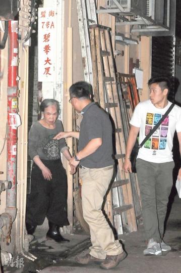 打麻將輸錢返家途中再遇劫的老婦(左),事後在現場向探員講述經過。(蔡方山攝) 打麻將輸錢返家途中再遇劫的老婦(左),事後在現場向探員講述經過。(蔡方山攝)