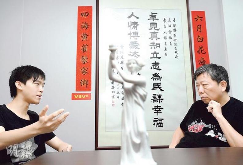 經歷上世紀火紅年代的李卓人(右),愛國是自然而生之情;目睹香港價值和文化不斷受負面影響的張秀賢(左),則認為愛國非必然的事。但兩人均認同,要保衛香港,就要主動改變中國的民主人權狀况。(盧翊銘攝) 經歷上世紀火紅年代的李卓人(右),愛國是自然而生之情;目睹香港價值和文化不斷受負面影響的張秀賢(左),則認為愛國非必然的事。但兩人均認同,要保衛香港,就要主動改變中國的民主人權狀况。(盧翊銘攝)