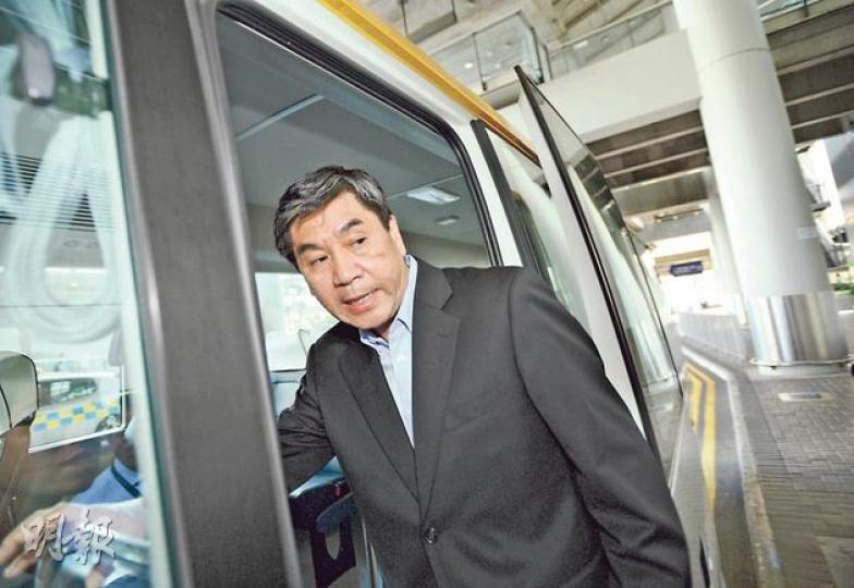機場保安有限公司行政總裁周富祥聲稱申領超時補水是「合規矩」,又形容自己對員工要求嚴格,所以有員工因工作犯錯而離職……他又說﹕「好多時都有(告發),我不介意的,我好公開,公平、公正、公開的。」不過,他未有清楚解釋他申領超時補水是否違規,便稱趕時間而登車離開。(明報記者攝)本報獲得機場保安行政總裁周富祥的工資紀錄,圖為2012年12月的糧單,周富祥基本月薪(Basic Salary)為147,000元,並申領了11,027.7元的超時補水(Time off/Roster Balance)。(明報製圖 機場保安有限公司行政總裁周富祥聲稱申領超時補水是「合規矩」,又形容自己對員工要求嚴格,所以有員工因工作犯錯而離職……他又說﹕「好多時都有(告發),我不介意的,我好公開,公平、公正、公開的。」不過,他未有清楚解釋他申領超時補水是否違規,便稱趕時間而登車離開。(明報記者攝)本報獲得機場保安行政總裁周富祥的工資紀錄,圖為2012年12月的糧單,周富祥基本月薪(Basic Salary)為147,000元,並申領了11,027.7元的超時補水(Time off/Roster Balance)。(明報製圖