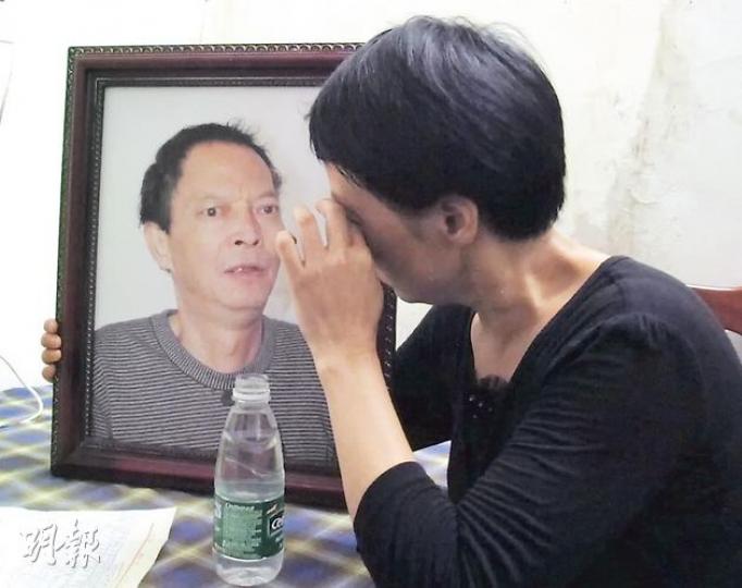 李旺玲一講到哥哥離世,不禁又抹眼淚。而李旺玲捐給香港的兩件哥哥生前衣物,相中李旺陽所穿的是其中一件。(明報記者攝)李旺玲(中)委託代理律師唐荊陵(右),將胞兄李旺陽生前兩件衣物捐給香港。(明報記者攝) 李旺玲一講到哥哥離世,不禁又抹眼淚。而李旺玲捐給香港的兩件哥哥生前衣物,相中李旺陽所穿的是其中一件。(明報記者攝)李旺玲(中)委託代理律師唐荊陵(右),將胞兄李旺陽生前兩件衣物捐給香港。(明報記者攝)