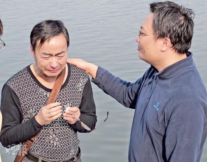 李旺陽生前好友尹正安(左)想起戰友不禁大哭,獨立中文筆會副秘書長野渡(右)在旁安慰。(明報記者攝) 李旺陽生前好友尹正安(左)想起戰友不禁大哭,獨立中文筆會副秘書長野渡(右)在旁安慰。(明報記者攝)
